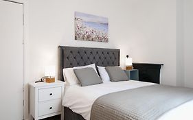 2 Bedroom House 12 Rutland